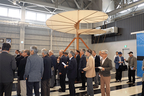 「あいち航空ミュージアム」入り口にあるレオナルド・ダビンチ設計のヘリコプターモデルを囲んで‥‥